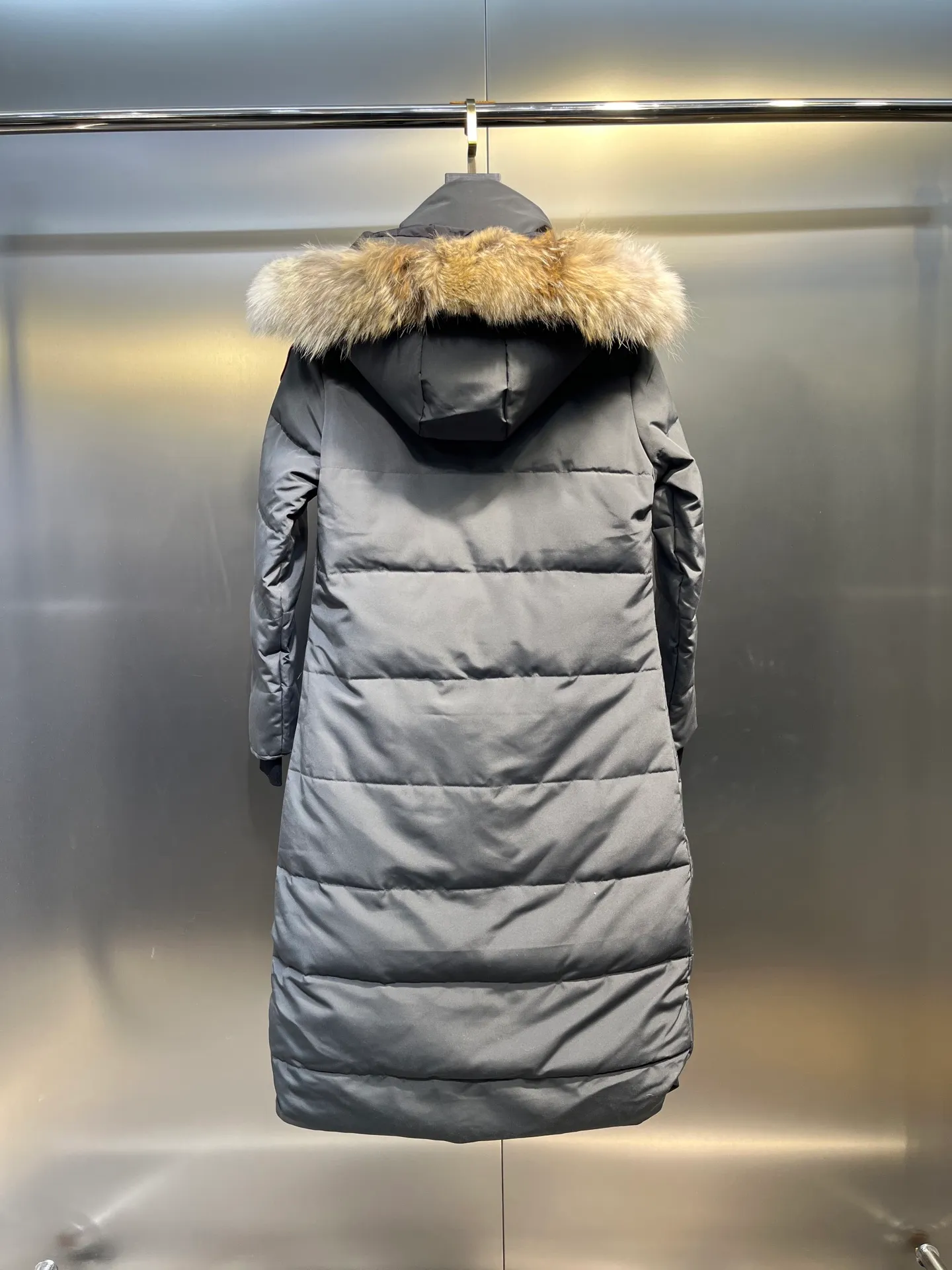 P860 graphite gray) CANADA GOOSE parka 22 styles ➖ Genuine synchronous anti-counterfeiting chip sensor! ➖ Imported 21-count polyester-cotton blended original fabric [last year’s 16-count/18-count hard fabrics have been completely eliminated, this year all use 21-count genuine synchronous fabrics, the soft mid-strap feels delicate and textured], genuine synchronous Feather-Light 10D waterproof coating fabric, made of 84.5 polyester fiber and 15.5 cotton, 100% the best feel in the entire network! ➖ The genuine official website is synchronized with the national standard 80 white duck down, you can check the official website customer service, there will never be a series of misleading claims such as 90 down or goose down! ➖ Using the best nylon lining with double double-layer sealing design, velvet-proof No. 7 needle + grid-filled down ready-made garments, there is 100% no so-called velvet running! ➖ The cuffs are designed with thickened seamless threads, and the collar and pockets are lined with top-quality polar fleece to keep you warm and comfortable! ➖ Yoshida YKK provides original custom-made electroplated sliders. YKK two-way lockable zippers are tight and smooth and will not peel off paint! ➖ 3M composite guarantees that the Velcro is the same as the original, durable, and all accessories and hardware are custom-made! ➖ Imported BEHRINGER embroidery machine to customize the 10,000-needle embroidery logo, 98% of which can be reproduced to restore the original logo. You can check and compare on the official website! ➖ The fur collars are all made of large pieces of Western Canadian blue wolf hide, ensuring that each fur collar is 13-15cm wide! size：xs-xl